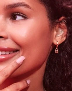 Jess Lock Huggie Earrings In Gold -Jewelry Shop Kendra Scott Jessie Tiny Locket Huggie Earring Gold 01