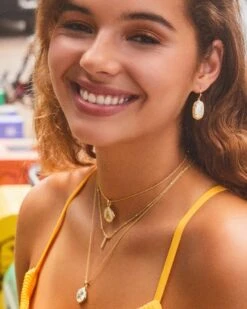 Letter A Gold Disc Reversible Pendant Necklace In Iridescent Abalone -Jewelry Shop Kendra Scott Letter A Disc Pendant Necklace Abalone Gold 00