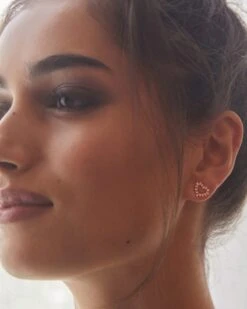 Ari Heart Gold Stud Earrings In White Crystal -Jewelry Shop kendra scott ari heart crystal stud earrings gold white cz og 1